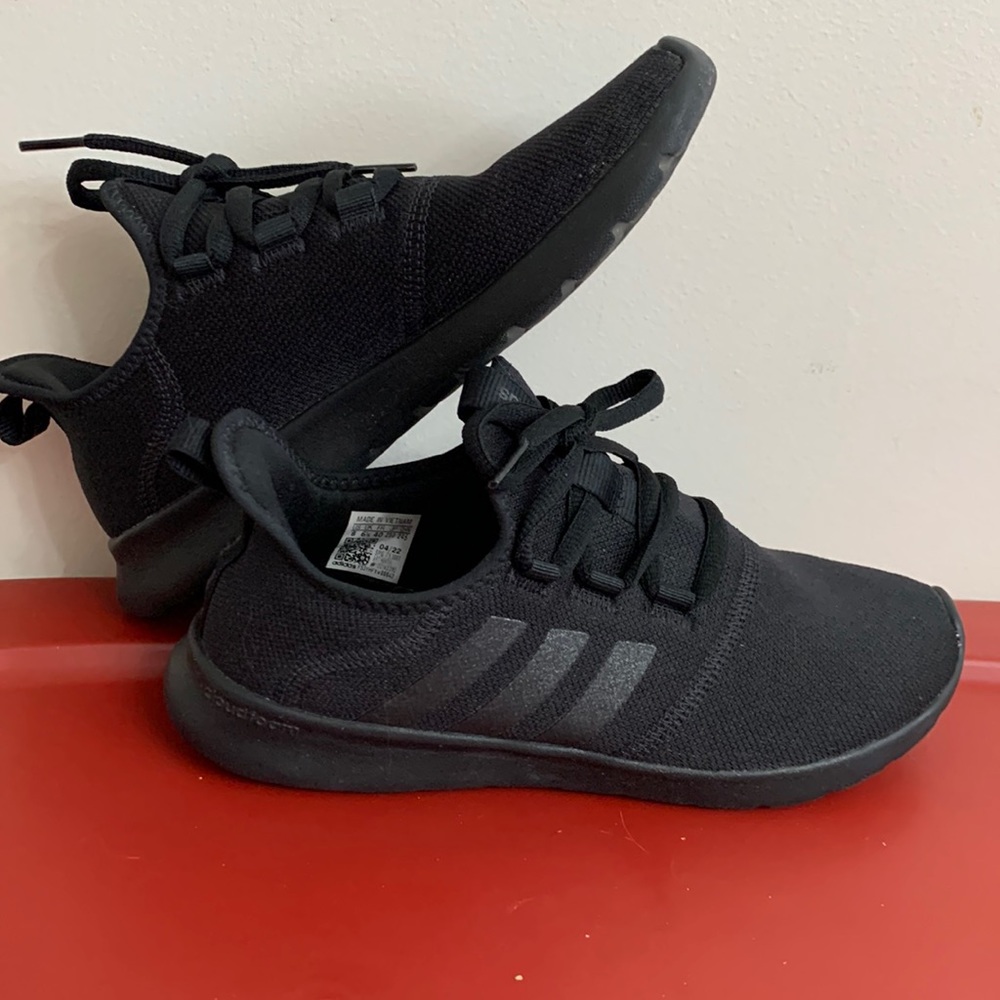 Adidas black tennis shoe size 8 preowned non-smoker